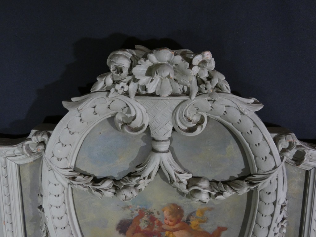 Les angelots - paire de dessus de porte de style Louis XVI en bois laqué, époque 1900 – Image 6