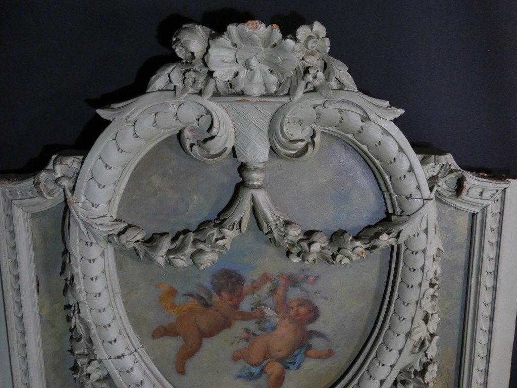 Les angelots - paire de dessus de porte de style Louis XVI en bois laqué, époque 1900 – Image 8