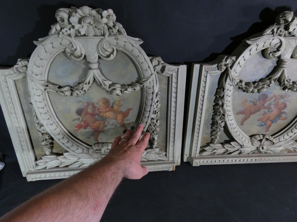 Les angelots - paire de dessus de porte de style Louis XVI en bois laqué, époque 1900 – Image 9