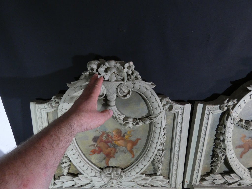 Les angelots - paire de dessus de porte de style Louis XVI en bois laqué, époque 1900 – Image 10