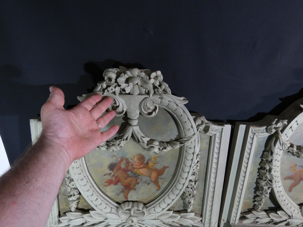 Les angelots - paire de dessus de porte de style Louis XVI en bois laqué, époque 1900 – Image 7