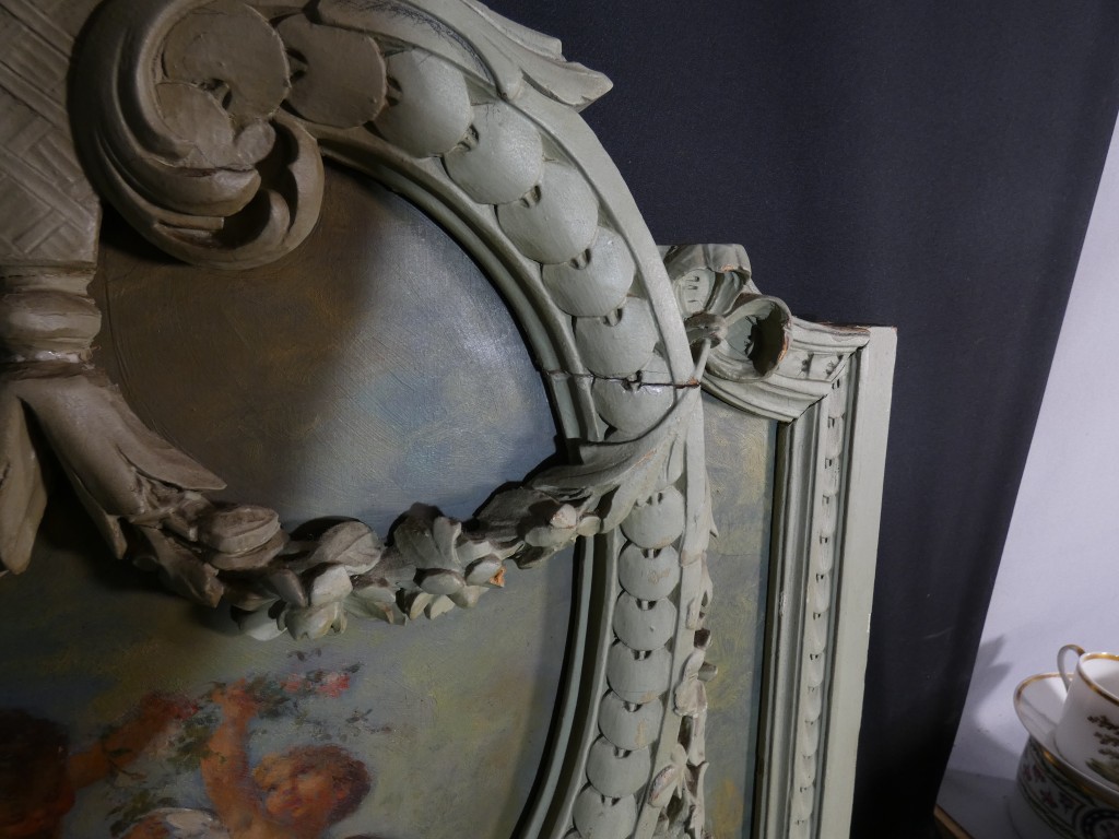 Les angelots - paire de dessus de porte de style Louis XVI en bois laqué, époque 1900 – Image 12