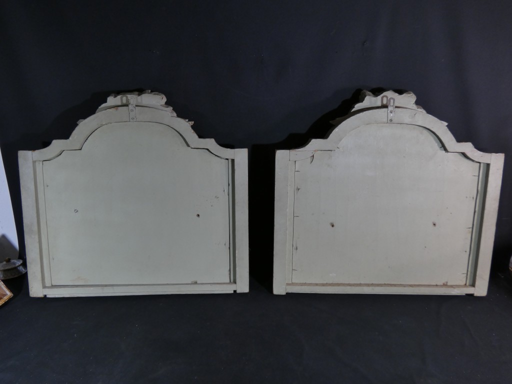 Les angelots - paire de dessus de porte de style Louis XVI en bois laqué, époque 1900 – Image 13