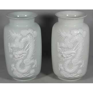 Aux dragons, Raynaud Limoges, paire de vases céladon et blanc pâte sur pâte en porcelaine