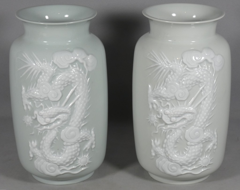 Aux dragons, Raynaud Limoges, paire de vases céladon et blanc pâte sur pâte en porcelaine