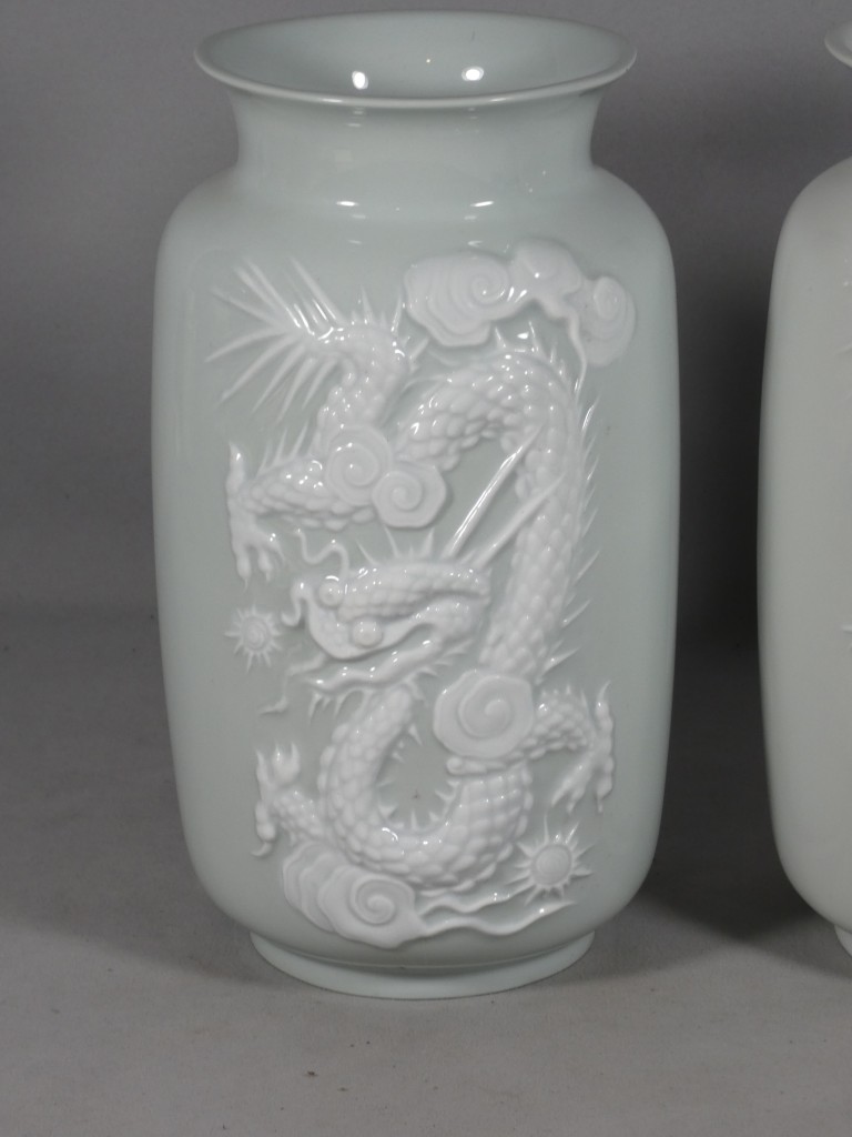 Aux dragons, Raynaud Limoges, paire de vases céladon et blanc pâte sur pâte en porcelaine – Image 2
