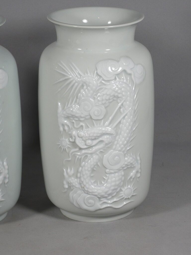 Aux dragons, Raynaud Limoges, paire de vases céladon et blanc pâte sur pâte en porcelaine – Image 5