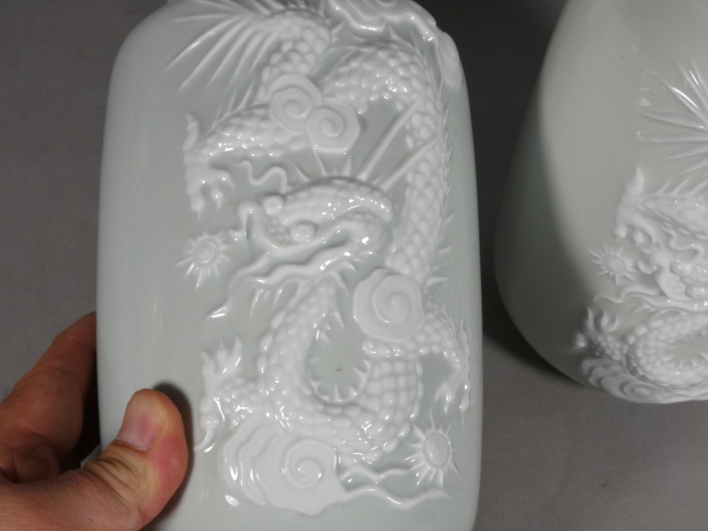 Aux dragons, Raynaud Limoges, paire de vases céladon et blanc pâte sur pâte en porcelaine – Image 4