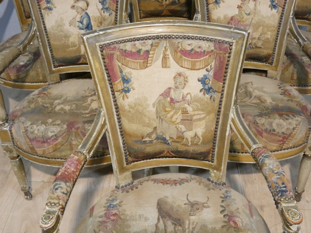 Suite de six fauteuils en bois laqué et doré tapisseries à scènes– Époque Directoire, vers 1795 – Image 5