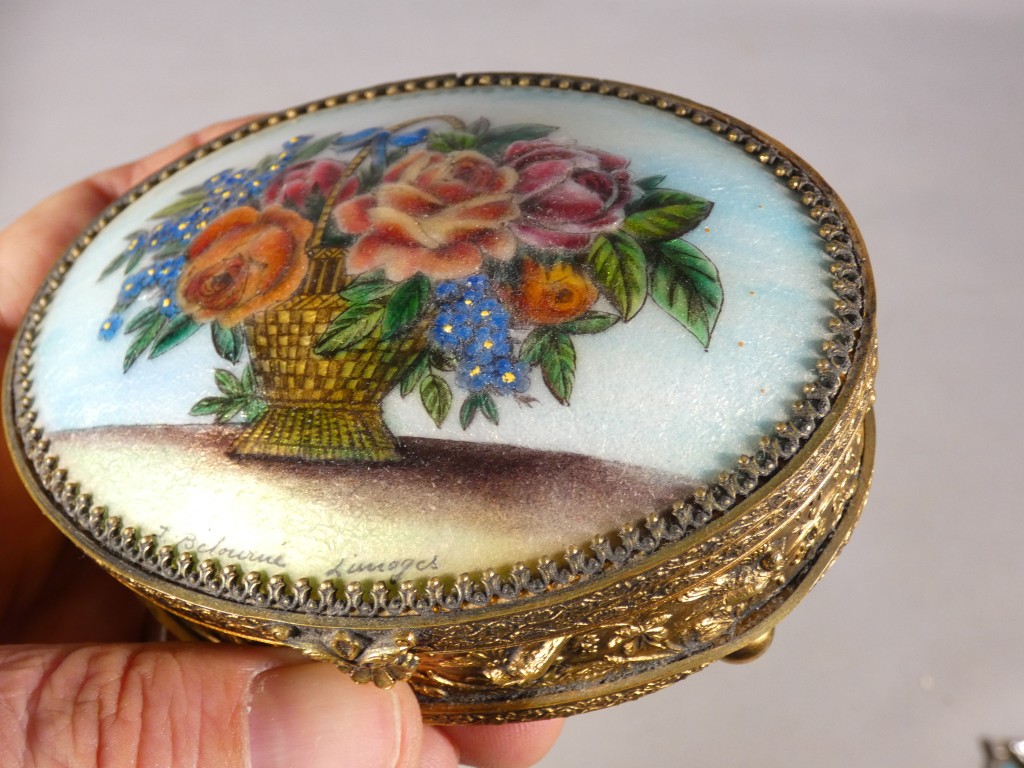 Email de Limoges par Bétourné, coffret à bijoux en laiton et émaux, décor floral – Image 4