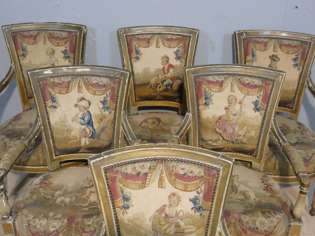 Suite de six fauteuils en bois laqué et doré tapisseries à scènes– Époque Directoire, vers 1795 – Image 3