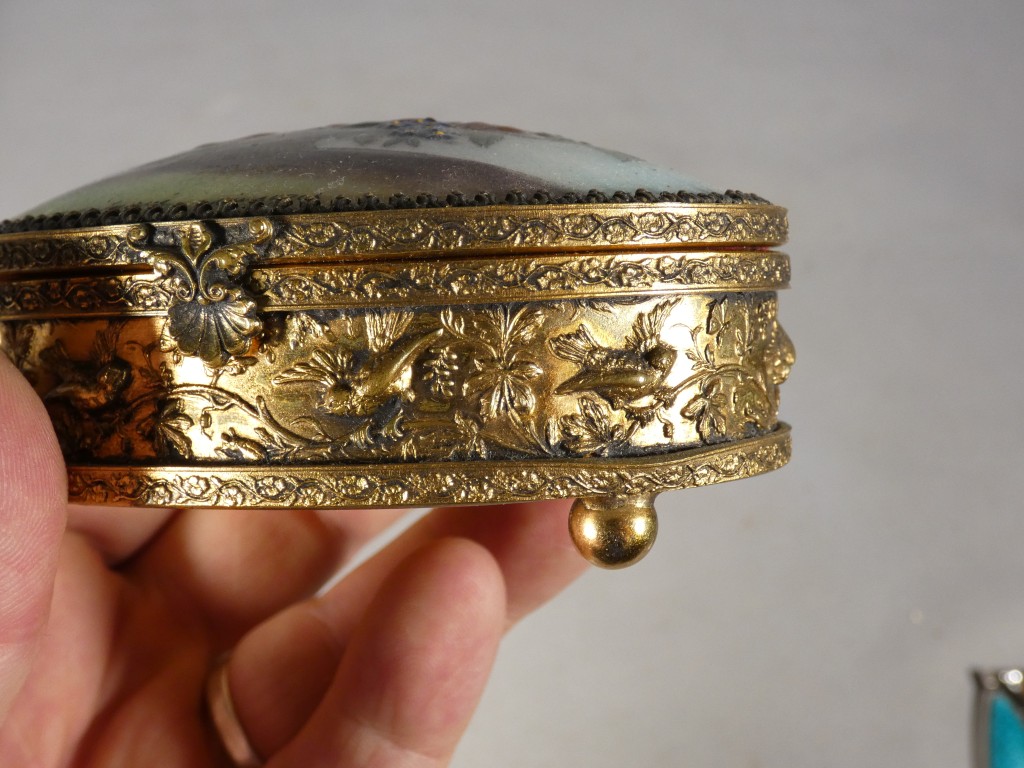 Email de Limoges par Bétourné, coffret à bijoux en laiton et émaux, décor floral – Image 8