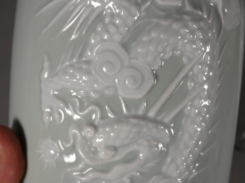 Aux dragons, Raynaud Limoges, paire de vases céladon et blanc pâte sur pâte en porcelaine – Image 3