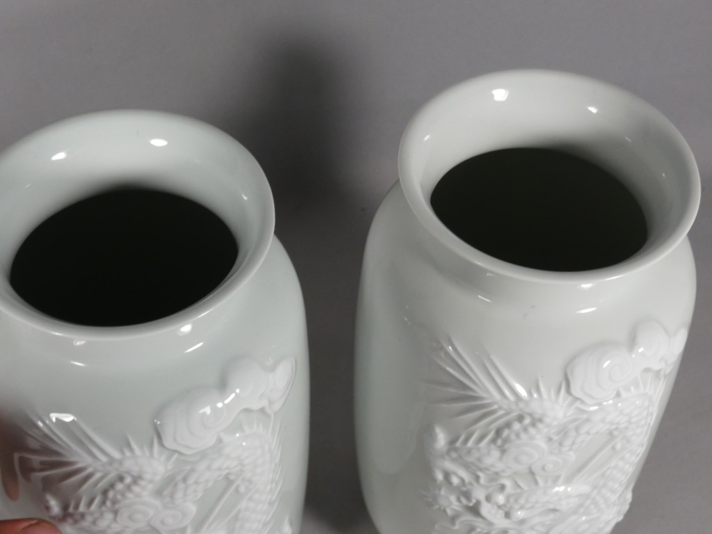 Aux dragons, Raynaud Limoges, paire de vases céladon et blanc pâte sur pâte en porcelaine – Image 7