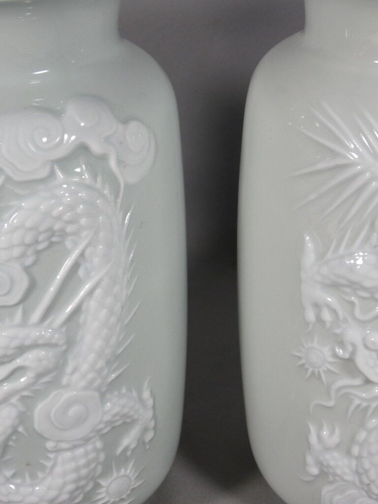 Aux dragons, Raynaud Limoges, paire de vases céladon et blanc pâte sur pâte en porcelaine – Image 6