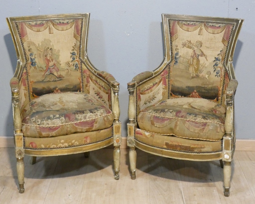 Paire de bergères en bois laqué et doré tapisseries à scènes pastorales - Epoque Directoire, vers 1795