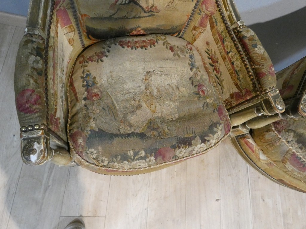 Paire de bergères en bois laqué et doré tapisseries à scènes pastorales - Epoque Directoire, vers 1795 – Image 12
