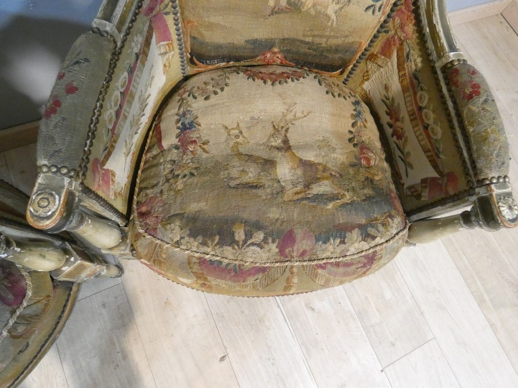Paire de bergères en bois laqué et doré tapisseries à scènes pastorales - Epoque Directoire, vers 1795 – Image 10