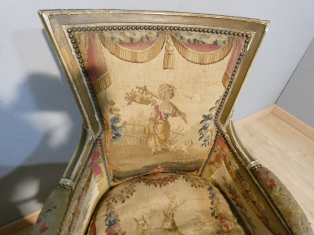 Paire de bergères en bois laqué et doré tapisseries à scènes pastorales - Epoque Directoire, vers 1795 – Image 9