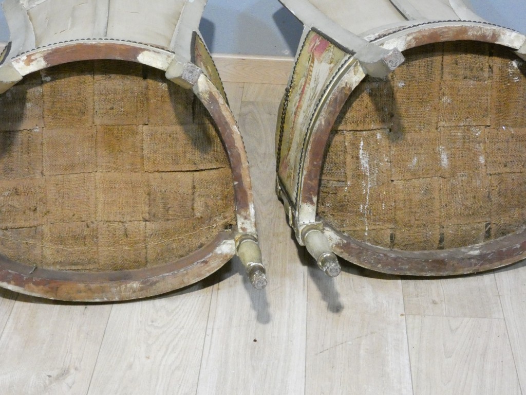 Paire de bergères en bois laqué et doré tapisseries à scènes pastorales - Epoque Directoire, vers 1795 – Image 15