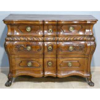 Importante commode baroque en noyer sculpté – Italie du Nord, début du XVIIIᵉ siècle