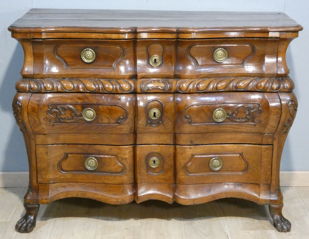 Importante commode baroque en noyer sculpté – Italie du Nord, début du XVIIIᵉ siècle