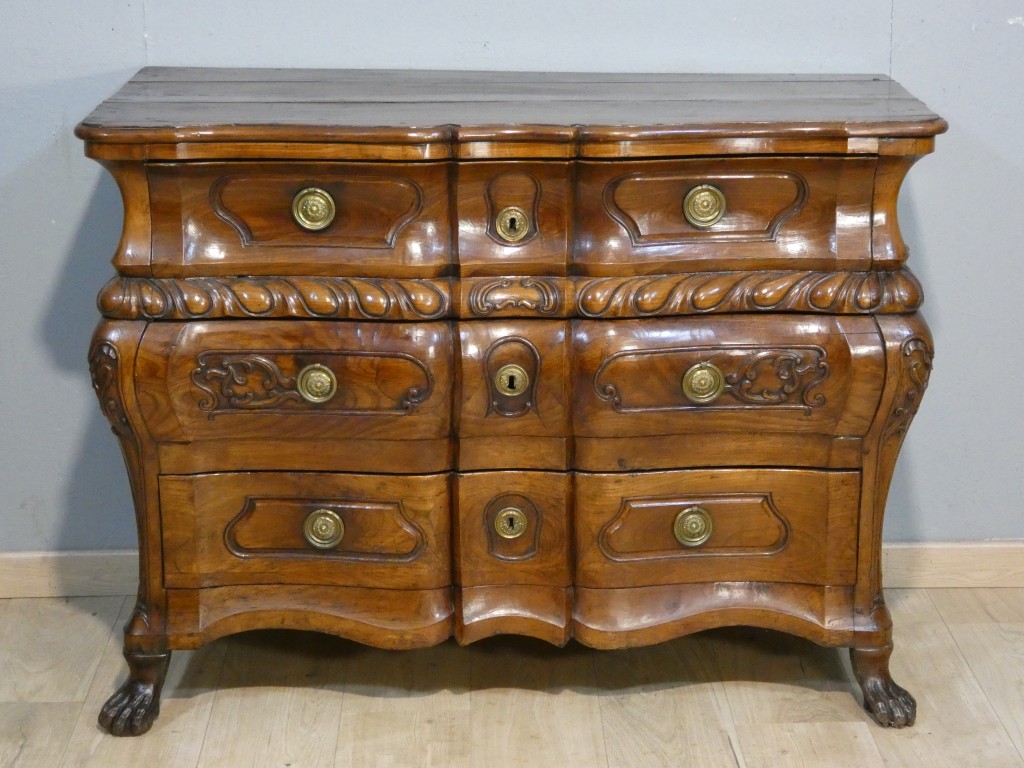 Importante commode baroque en noyer sculpté – Italie du Nord, début du XVIIIᵉ siècle – Image 3