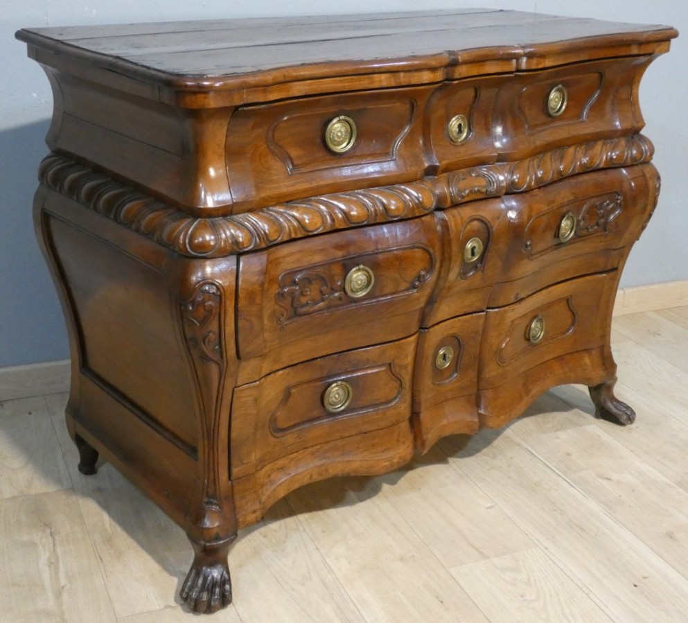 Importante commode baroque en noyer sculpté – Italie du Nord, début du XVIIIᵉ siècle – Image 2