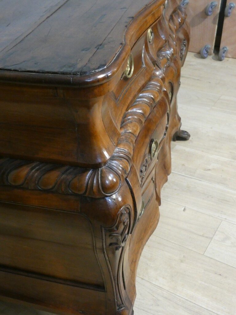 Importante commode baroque en noyer sculpté – Italie du Nord, début du XVIIIᵉ siècle – Image 5