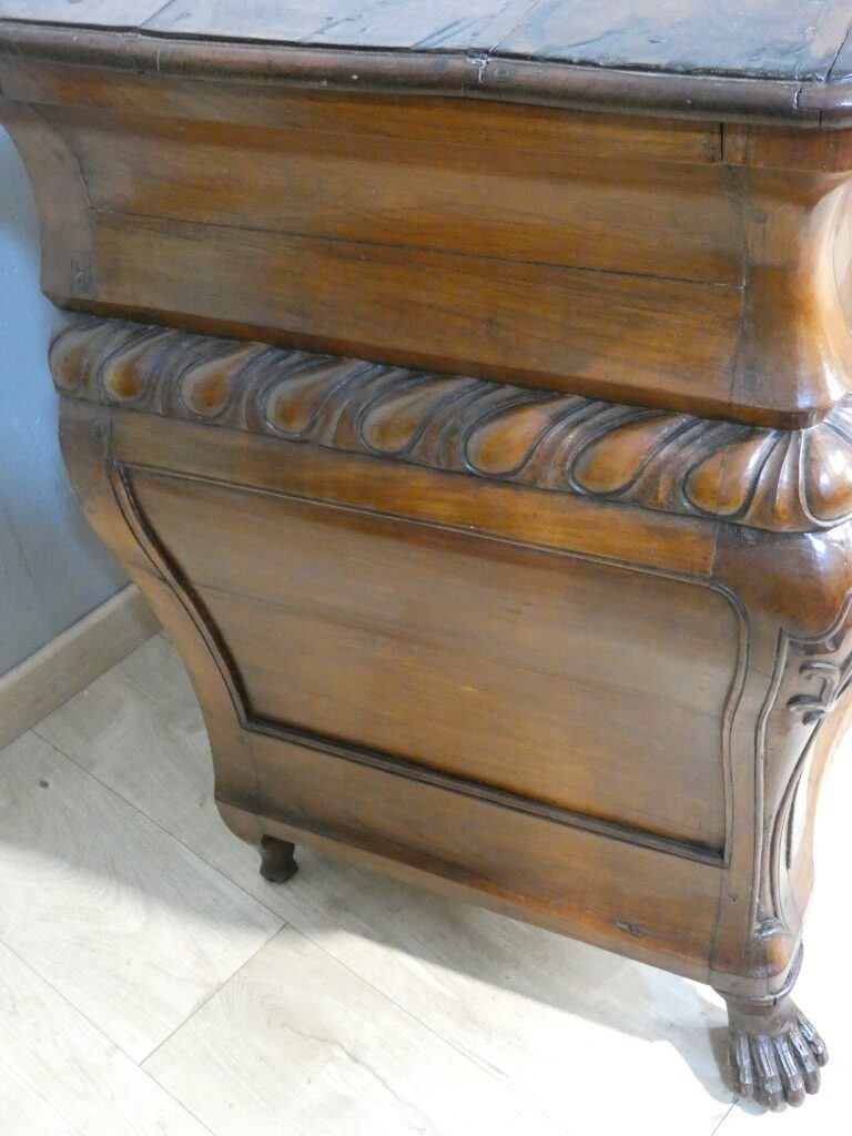Importante commode baroque en noyer sculpté – Italie du Nord, début du XVIIIᵉ siècle – Image 7