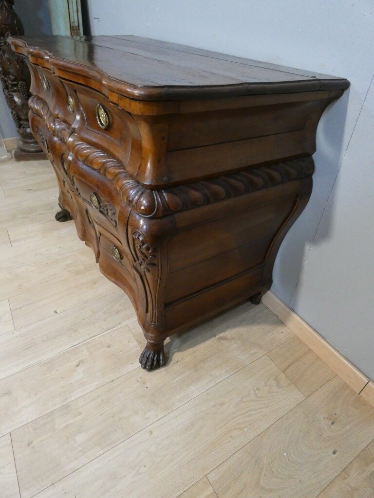 Importante commode baroque en noyer sculpté – Italie du Nord, début du XVIIIᵉ siècle – Image 9