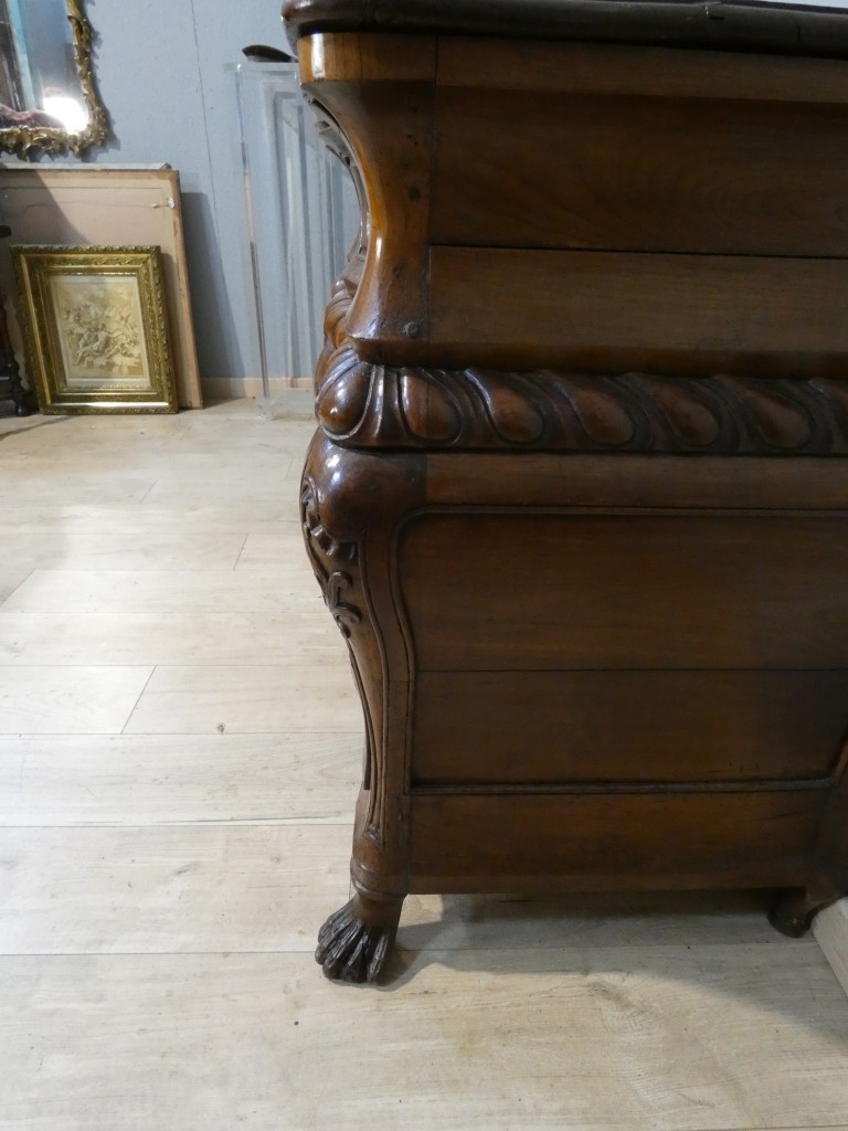 Importante commode baroque en noyer sculpté – Italie du Nord, début du XVIIIᵉ siècle – Image 8