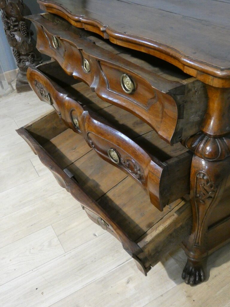 Importante commode baroque en noyer sculpté – Italie du Nord, début du XVIIIᵉ siècle – Image 10