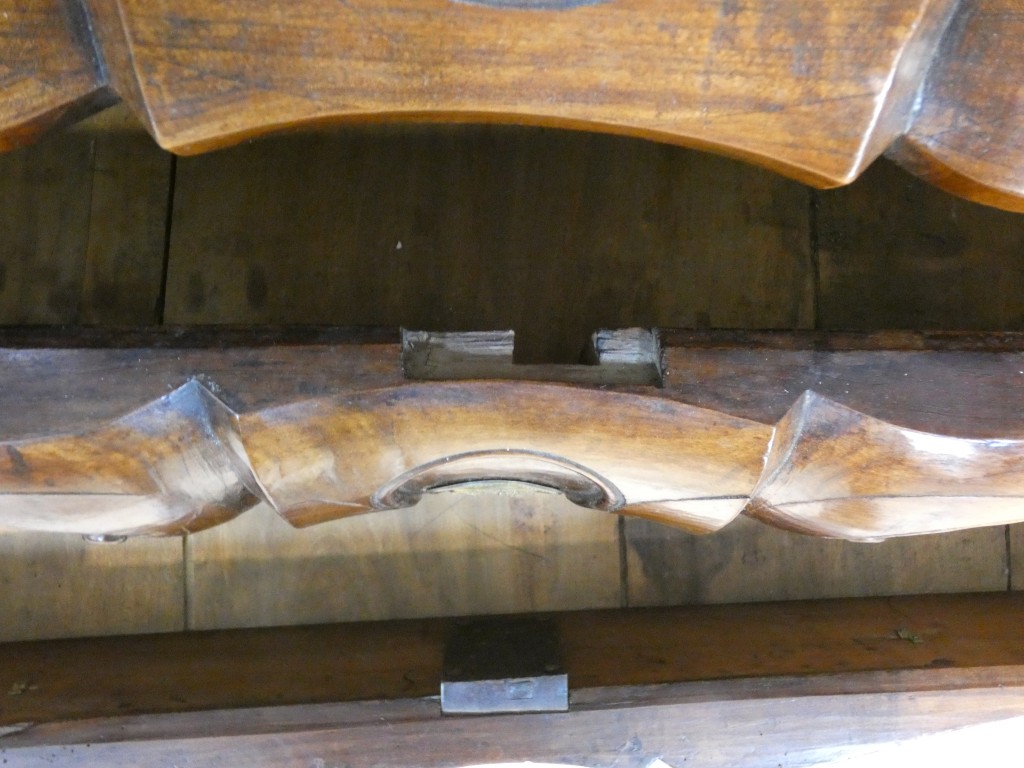 Importante commode baroque en noyer sculpté – Italie du Nord, début du XVIIIᵉ siècle – Image 14