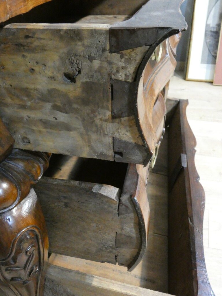 Importante commode baroque en noyer sculpté – Italie du Nord, début du XVIIIᵉ siècle – Image 13