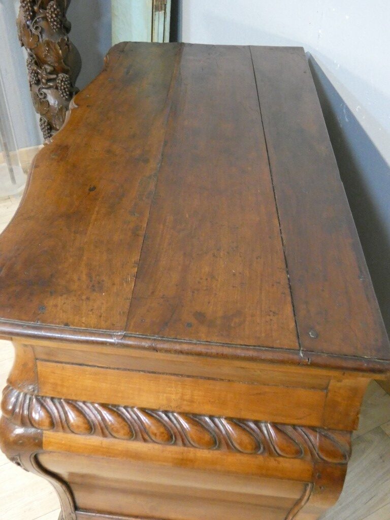 Importante commode baroque en noyer sculpté – Italie du Nord, début du XVIIIᵉ siècle – Image 4