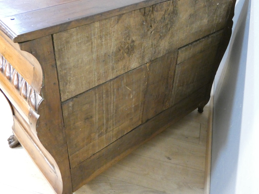 Importante commode baroque en noyer sculpté – Italie du Nord, début du XVIIIᵉ siècle – Image 16