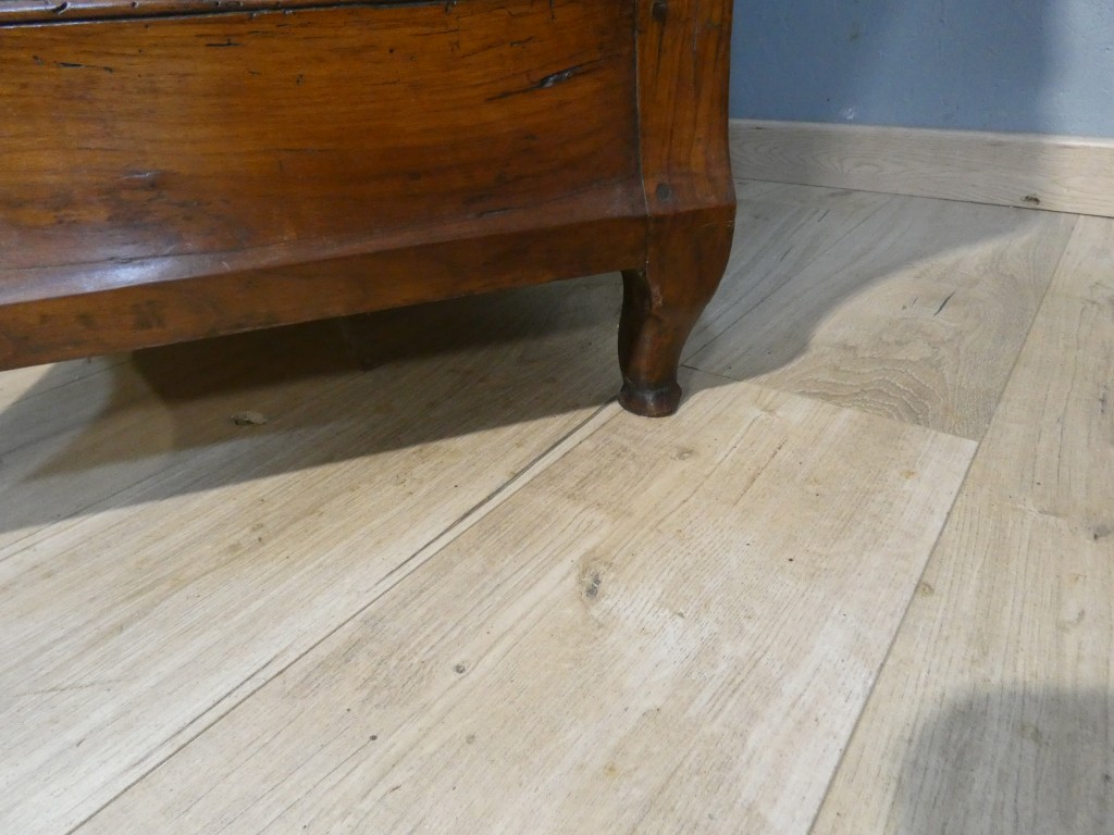 Importante commode baroque en noyer sculpté – Italie du Nord, début du XVIIIᵉ siècle – Image 12