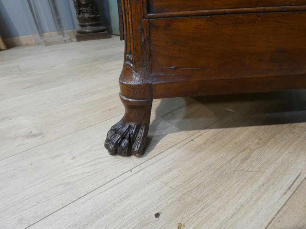 Importante commode baroque en noyer sculpté – Italie du Nord, début du XVIIIᵉ siècle – Image 11