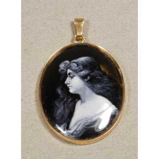 Camille Fauré Limoges, médaillon en émail grisaille, portrait de jeune femme, vers 1920