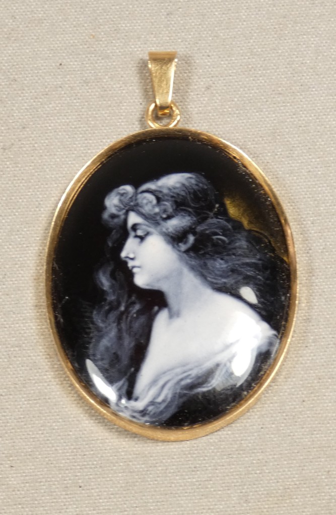 Camille Fauré Limoges, médaillon en émail grisaille, portrait de jeune femme, vers 1920 – Image 2
