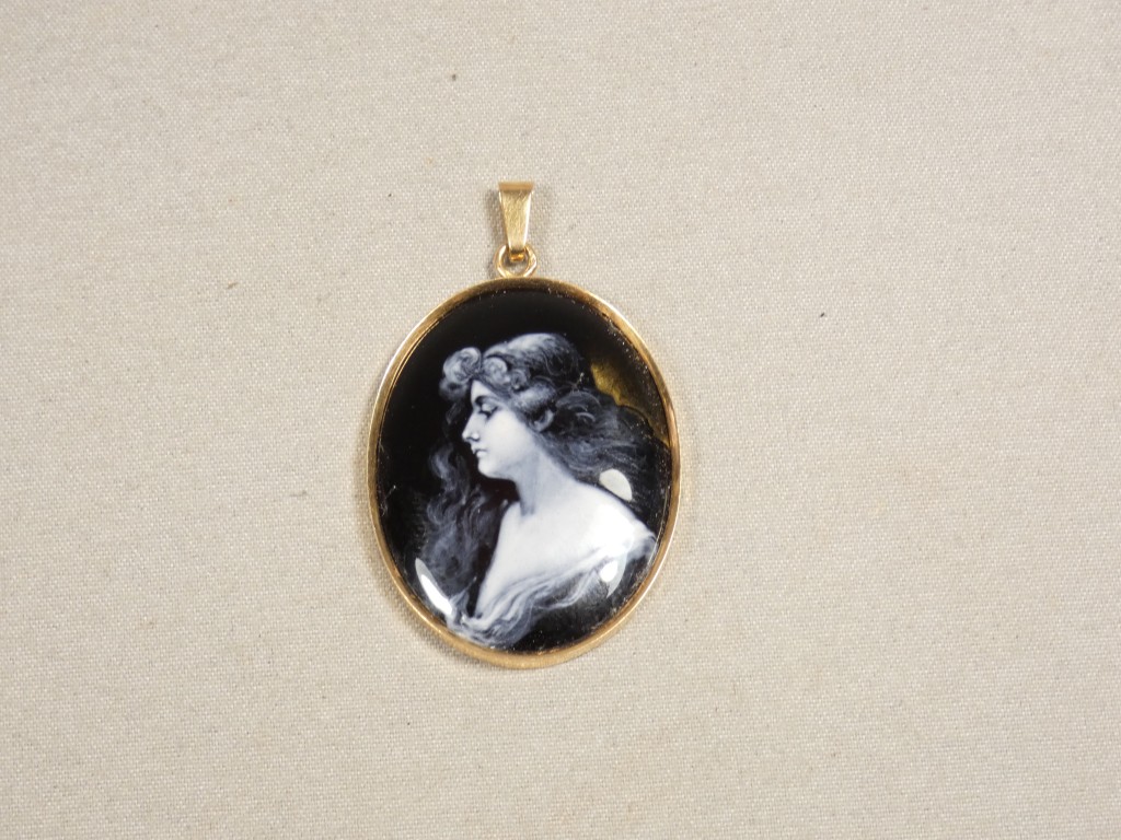 Camille Fauré Limoges, médaillon en émail grisaille, portrait de jeune femme, vers 1920 – Image 3
