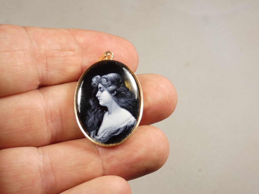 Camille Fauré Limoges, médaillon en émail grisaille, portrait de jeune femme, vers 1920 – Image 4