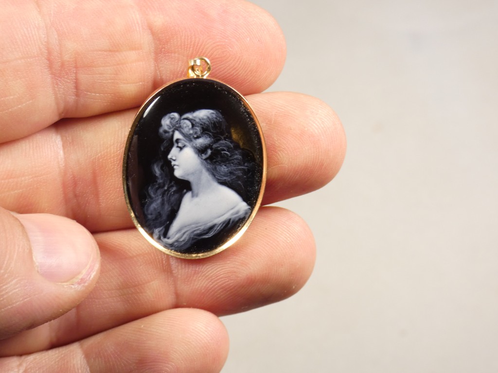 Camille Fauré Limoges, médaillon en émail grisaille, portrait de jeune femme, vers 1920 – Image 5