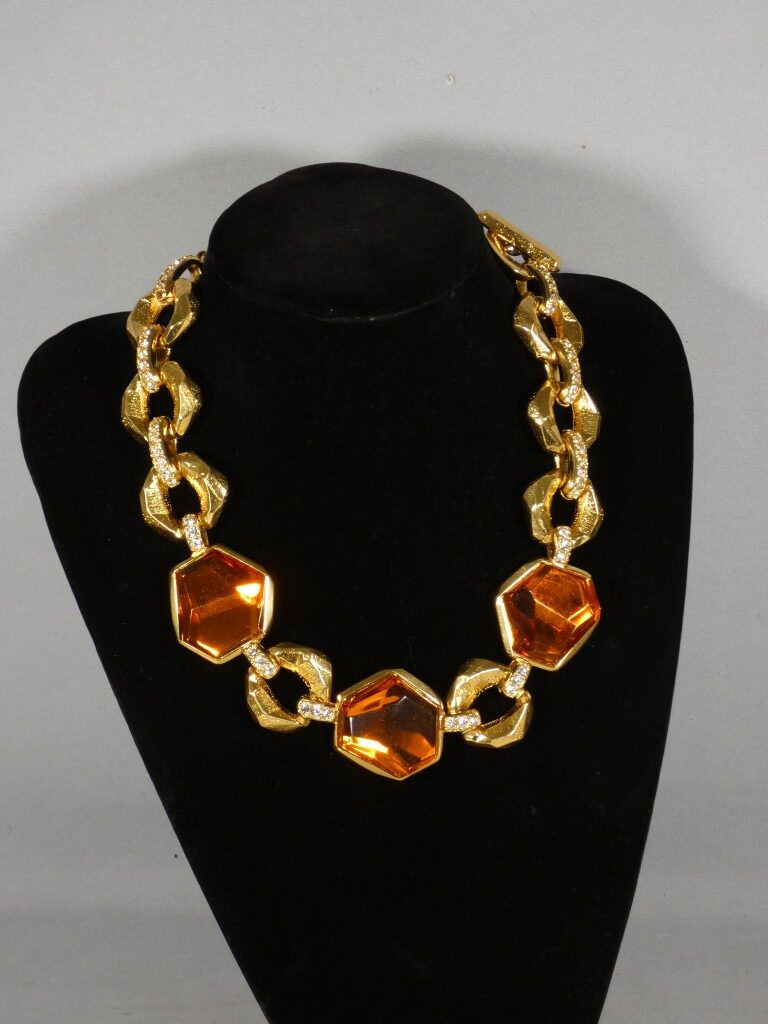 Collier Jean-Louis Scherrer Paris – Métal Doré, Strass Et Résine Couleur Ambre – Vers 1980 – Image 2