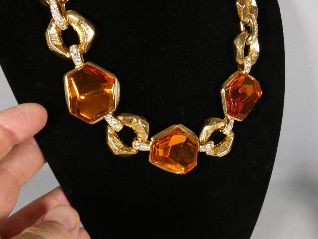 Collier Jean-Louis Scherrer Paris – Métal Doré, Strass Et Résine Couleur Ambre – Vers 1980 – Image 3