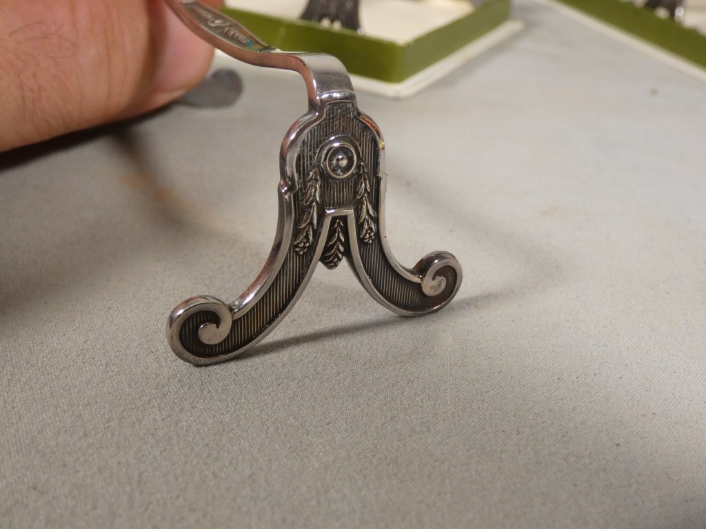 CHRISTOFLE – modèle Marie-Antoinette, style Louis XVI – 12 porte-couteaux en métal argenté – Image 5
