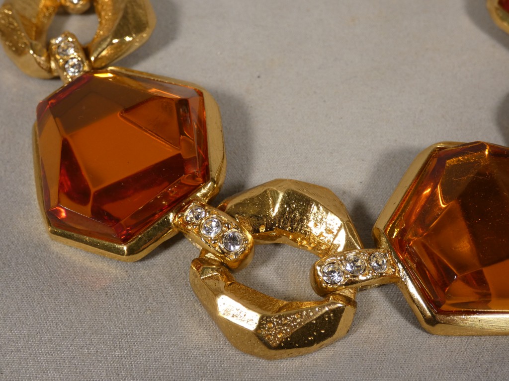 Collier Jean-Louis Scherrer Paris – Métal Doré, Strass Et Résine Couleur Ambre – Vers 1980 – Image 6