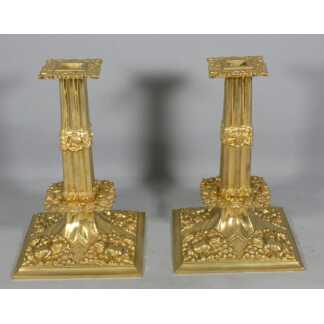 Paire de bougeoirs à la financière en bronze doré, style Louis XIV – XIXe siècle