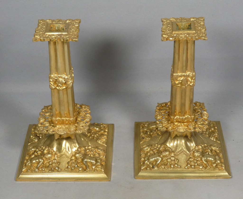 Paire de bougeoirs à la financière en bronze doré, style Louis XIV – XIXe siècle – Image 2